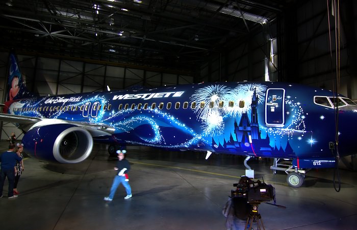 Авиакомпания WestJet и Walt Disney создали "Волшебный самолет"