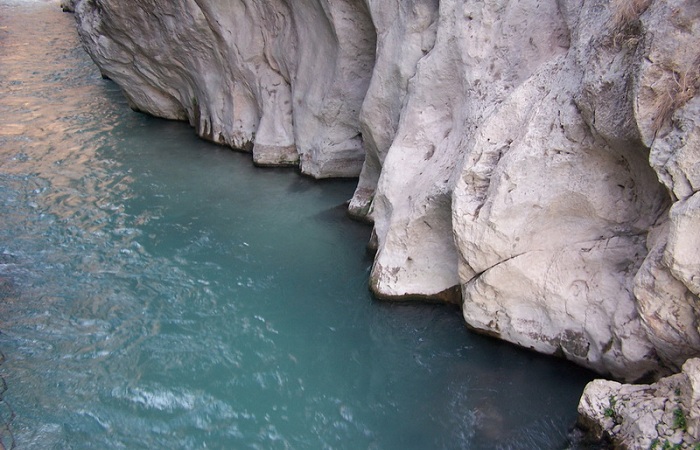 Обрывистые скалы и красивые водопады