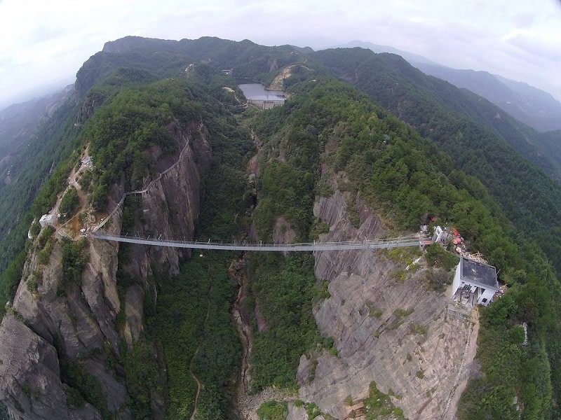 В Китае открыли стеклянный мост