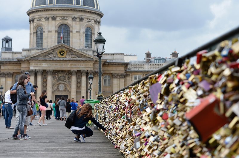 В Париже на Мост искусств запретили вешать замки