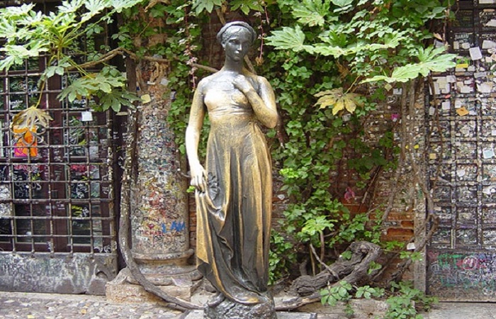 Из-за туристов страдает грудь статуи Джульетты