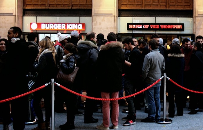 Открытие первого в Париже фаст-фуда Burger King вызвало ажиотаж и очереди